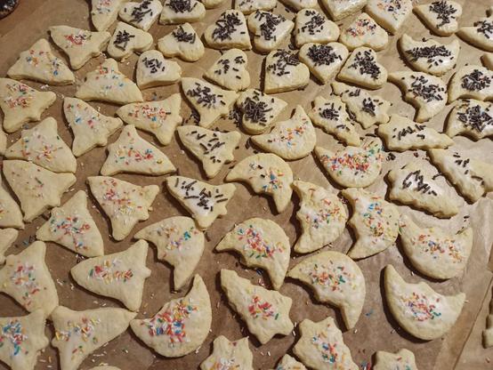 Viele dekorierte Weihnachtskekse auf einem Brett