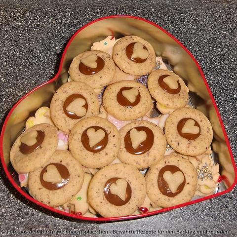 Plätzchen nach Ischler Weihnachtsplätzchen Rezept, aber nicht zusammengesetzt und ohne Schokoladenüberzug. Dafür obenauf in der Mitte ein Schokoklecks und ein aufgeklebter kleiner herzförmiger Keks.