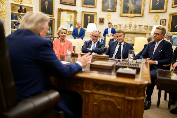 De Amerikaanse president Donald Trump tegenover verschillende EU-leiders, zoals Friedrich Merz, Ursula von der Leyen, Emmanuel Macron en Alexander Stubb. (ANP / REX by Shutterstock)