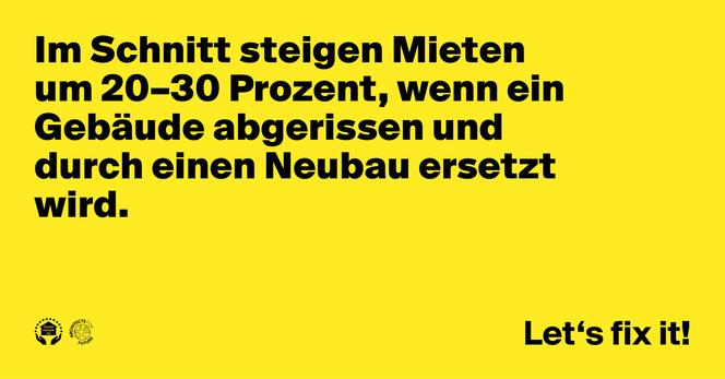 Gelbes Plakat mit schwarzem Text zur Problematik steigender Mieten. Der zentrale Text lautet: „Im Schnitt steigen Mieten um 20–30 Prozent, wenn ein Gebäude abgerissen und durch einen Neubau ersetzt wird.“ Unten rechts steht der Slogan „Let’s fix it!“. In der unteren linken Ecke sind die Logos der Initiativen „House Europe“ und „Architects for Future“ zu sehen. Das Plakat vermittelt eine Kritik am Abriss bestehender Gebäude.