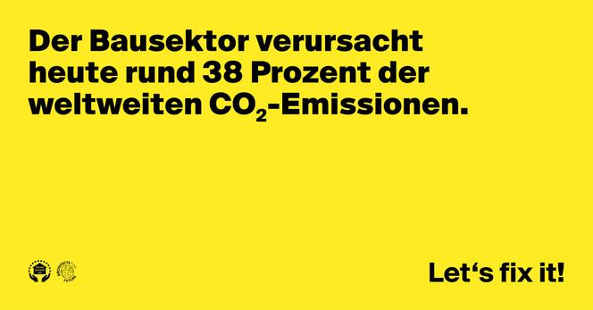 Gelbes Plakat mit großer schwarzer Schrift, das eine klimaschutzbezogene Aussage trifft: „Der Bausektor verursacht heute rund 38 Prozent der weltweiten CO₂-Emissionen.“ Unten rechts steht der Appell „Let’s fix it!“. In der unteren linken Ecke befinden sich die Logos der Initiativen „House Europe“ und „Architects for Future“. Das Plakat macht auf die hohen Emissionen der Bauindustrie aufmerksam.