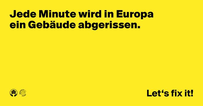 Gelbes Plakat mit schwarzer Schrift. Oben links steht der zentrale Satz: „Jede Minute wird in Europa ein Gebäude abgerissen.“ Unten rechts ist der Aufruf „Let’s fix it!“ zu lesen. In der unteren linken Ecke befinden sich die Logos der Initiativen „House Europe“ und „Architects for Future“. Das Plakat macht auf die hohe Abrissfrequenz in Europa aufmerksam und fordert zum Handeln auf.