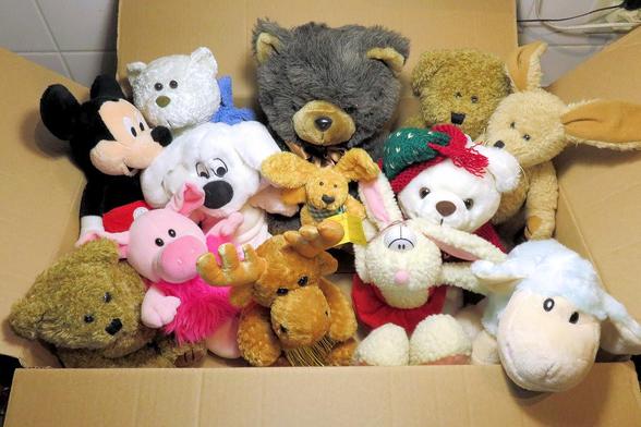 Kiste mit Plüschtieren.