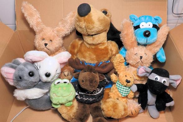 Kiste mit Plüschtieren