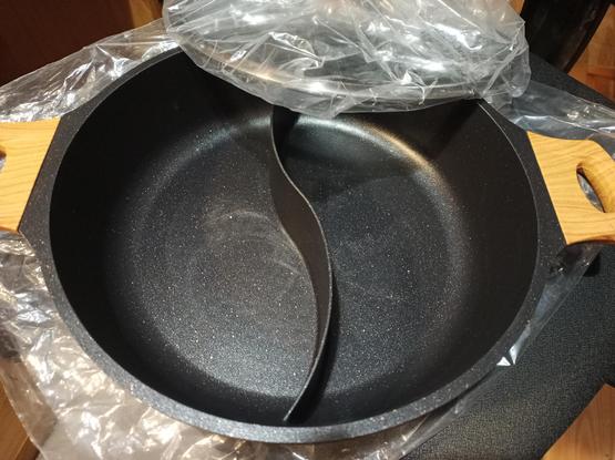 Foto der Pfanne. Etwa 30 cm Durchmesser Gusseisen zwei Fächer 