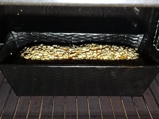 In einer Kastenform geht ein Brot im Herd auf.