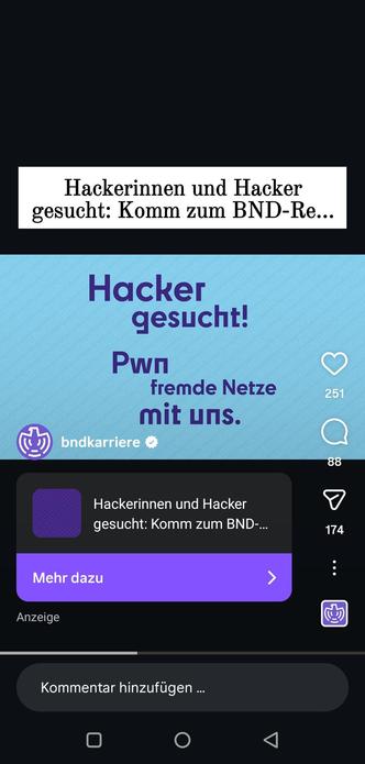 Screenshot einer Instagram-Anzeige im Dunkelmodus. Oben steht abgeschnitten: „Hackerinnen und Hacker gesucht: Komm zum BND-Re…“. In der Mitte ein hellblaues Werbebild mit großem Text: „Hacker gesucht! Pwn fremde Netze mit uns.“ Links unten ist der verifizierte Account „bndkarriere“ mit Logo. Rechts sieht man typische Instagram-Symbole (Herz, Kommentar, Teilen) mit Zahlen daneben. Unten ein Button „Mehr dazu“ und der Hinweis „Anzeige“.