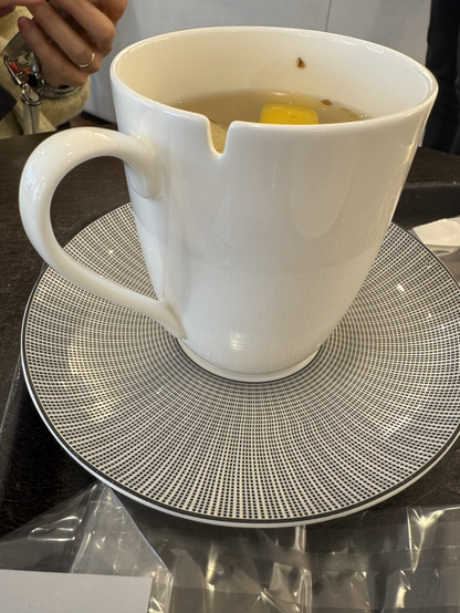 Theekopje met een gleufje in de rand. 