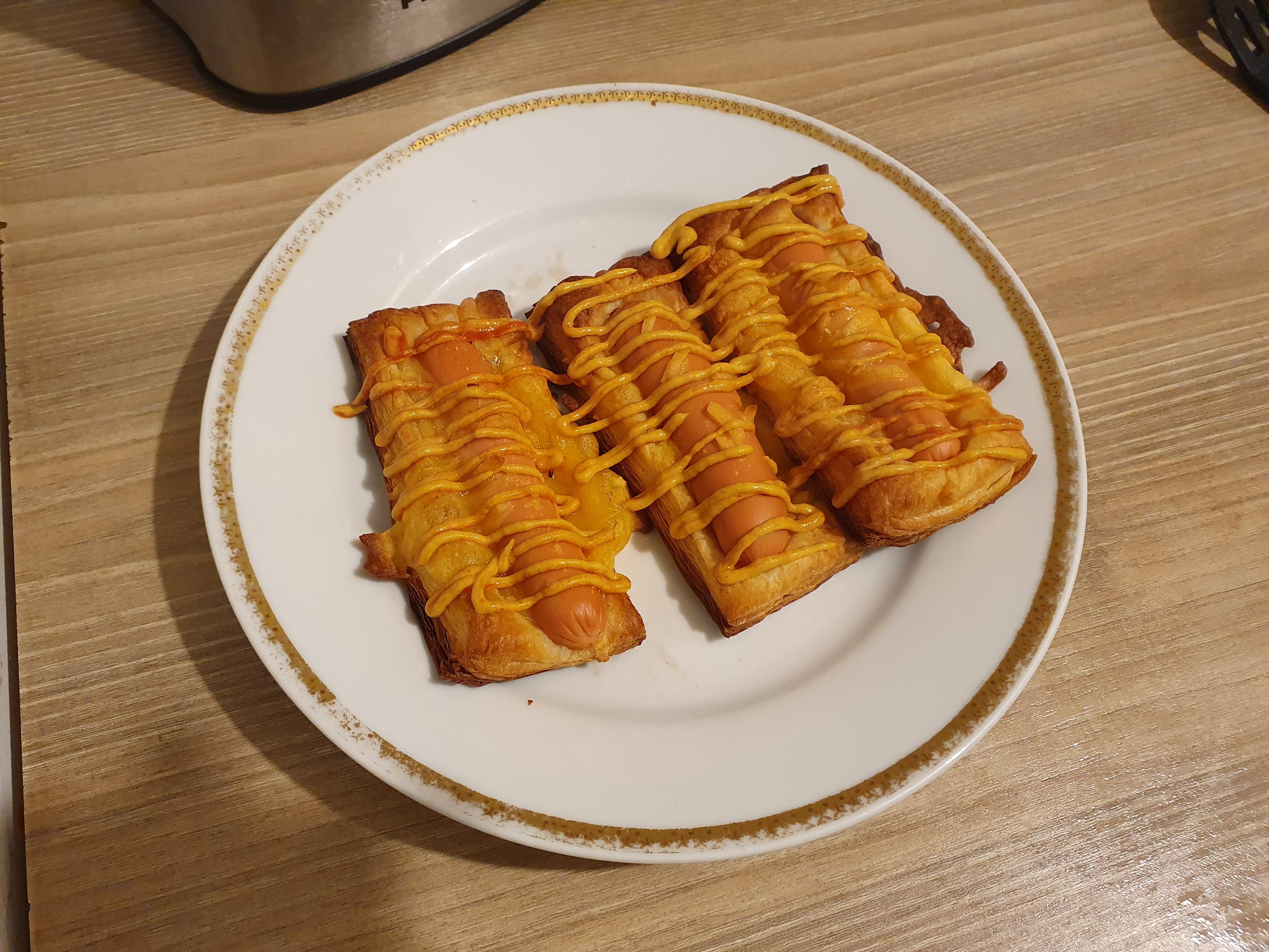 Drei Stรผcke von oben schon beschriebenes Essen auf dem weiรen Teller