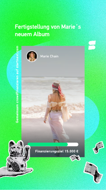 Ein vertikaler Crowdfunding-Teaser mit grün-blauem Verlaufshintergrund. Oben steht: „Fertigstellung von Marie´s neuem Album“. In der Mitte ist der Profilname „Marie Chain“ und ein Foto von ihr von hinten am Strand, mit Tuch/Kopfbedeckung und langem, hellem Rock. 
Unten ein symbolischer Fortschrittsbalken und der Text „Finanzierungsziel 15.000 €“. Links steht klein: „Gemeinsam crowdfinanzieren auf startnext.com“.