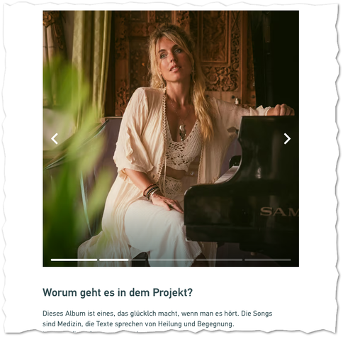 Marie sitzt seitlich an einem schwarzen Flügel. Sie trägt ein helles, fließendes Kleid mit Spitzenoberteil und eine leichte, offene Strickjacke. Mehrere Armbänder und eine Halskette ergänzen ihr Erscheinungsbild. Ihr linker Arm ruht auf dem Rand des Klaviers, während sie leicht nach oben blickt. Der Raum ist warm beleuchtet und im Hintergrund sind reich verzierte, geschnitzte Holzpaneele zu sehen. Links im Vordergrund verdeckt eine unscharfe grüne Pflanze einen Teil des Bildes.