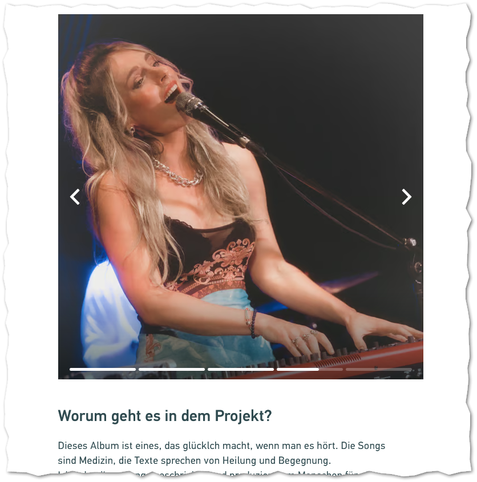 Marie mit langen, hellblonden Haaren steht auf einer Bühne und singt in ein Mikrofon. Ihr Kopf ist leicht nach hinten geneigt, der Mund geöffnet. Sie trägt ein trägerloses Oberteil mit dunklem Stoff und ornamentalem Muster sowie einen türkisfarbenen Rock. Eine silberne Kette liegt um ihren Hals, an ihren Handgelenken und Fingern trägt sie Schmuck. Beide Hände spielen auf einem roten Keyboard vor ihr. Das Bühnenlicht beleuchtet ihr Gesicht warm, während der Hintergrund dunkel bleibt.