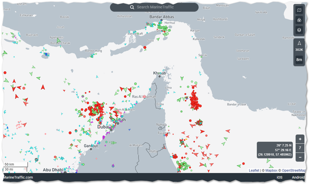 Screenshot einer MarineTraffic-Karte rund um Dubai, Schardscha, Ras al-Khaimah und die Straße von Hormus. Auf hellgrauer Landfläche und blaugrauem Meer sind viele farbige Schiffssymbole und Punkte verteilt, besonders dicht vor Dubai und an der Ostküste der Emirate.