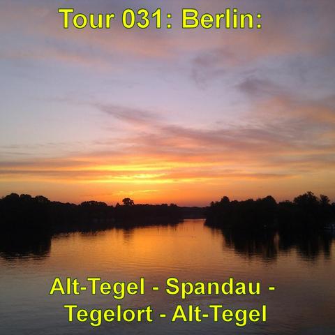 Ein wunderschöner Sonnenuntergang spiegelt sich auf der ruhigen Wasseroberfläche eines Flusses oder Sees. Der Himmel ist in warmen Orange- und Rosatönen gefärbt, während die Silhouetten von Bäumen am Horizont den friedlichen Anblick ergänzen. Das Wasser reflektiert die Farben des Himmels, was die Szene besonders harmonisch und beruhigend wirken lässt. Die Landschaft wirkt still, ohne sichtbare Aktivitäten oder Boote, was den Fokus auf die natürliche Schönheit des Sonnenuntergangs lenkt.