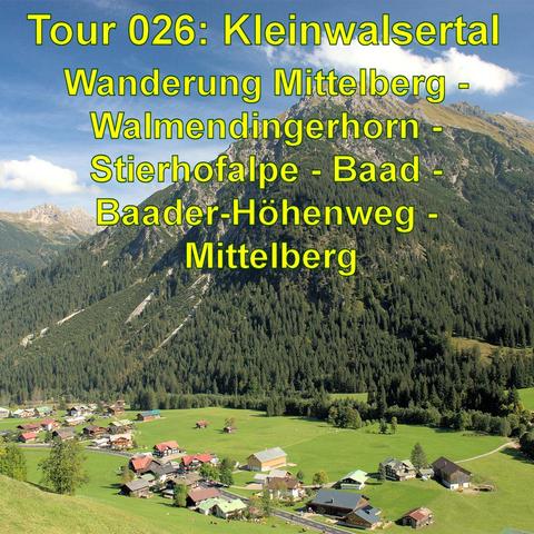 Eine malerische Berglandschaft im Kleinwalsertal, umgeben von hohen, bewaldeten Gipfeln und grünen Wiesen. Unten im Tal liegt das Dorf Mittelberg, mit verstreuten traditionellen Holzhäusern und Bauernhöfen auf offenen, grünen Flächen. Im Hintergrund ragen steile Berghänge empor, teils bewaldet, teils felsig. Der Himmel ist blau mit vereinzelten Wolken, und die klare Sicht auf die Umgebung vermittelt eine ruhige und idyllische Atmosphäre, ideal für Wanderungen. Die Szenerie zeigt eine harmonisch…