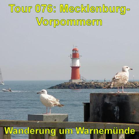 Auf dem Bild ist eine Küstenlandschaft zu sehen. Im Mittelpunkt steht ein rot-weißer Leuchtturm, der auf einem Felsdamm im Meer errichtet wurde. Im Vordergrund befinden sich zwei Möwen, eine davon im Profil, die auf einem Holzpfahl sitzt. Hinter der Szenerie ist das Meer, und man kann eine Person erkennen, die auf den Felsen zum Leuchtturm hinübergeht. Weiter links im Bild ist ein Wassersportler, der anscheinend auf einem kleinen Boot oder einem Surfbrett fährt. Der Himmel ist nebelig, was auf …
