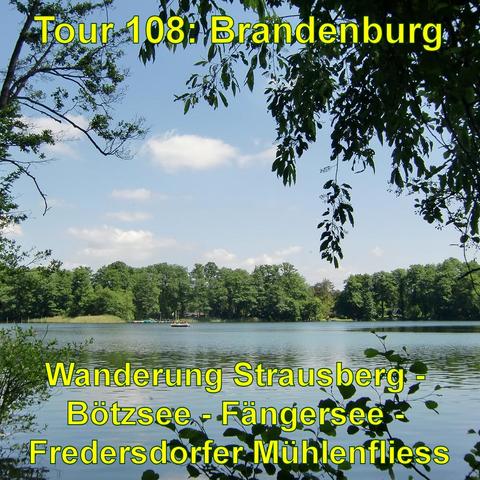 Ein klarer See in einer Waldlandschaft. Über das Bild verteilt sieht man verschiedene Grün- und Blautöne: leuchtendes Blau vom Himmel, dunkleres Blau vom Wasser, und vielfältige Grüntöne der Bäume und Blätter, die teilweise den oberen Bildrand bilden. Auf dem See ist ein Boot mit mehreren Personen zu erkennen.