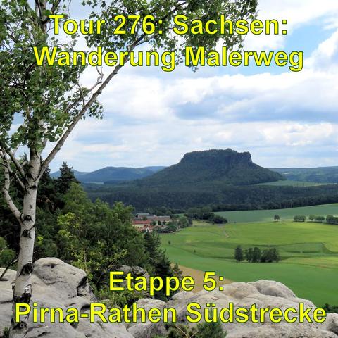 Eine weite Aussicht über eine grüne Landschaft mit Feldern und einem markanten Tafelberg im Hintergrund. Im Vordergrund ein Teil eines Birkenbaums und Sandsteinfelsen.
