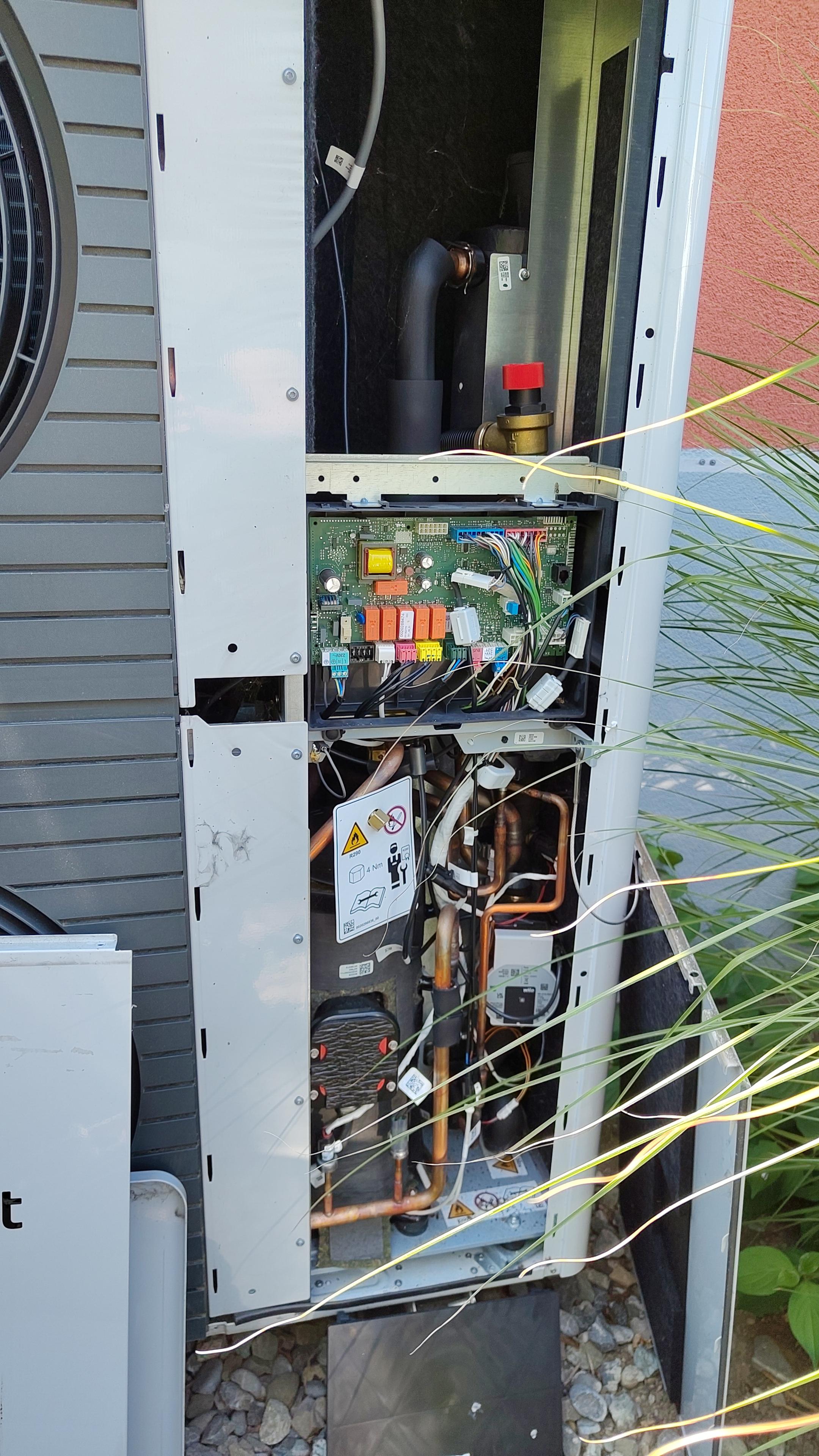 Geöffnete Außeneinheut einer Wärmepumpe mit sichtbarer Steuerplatine