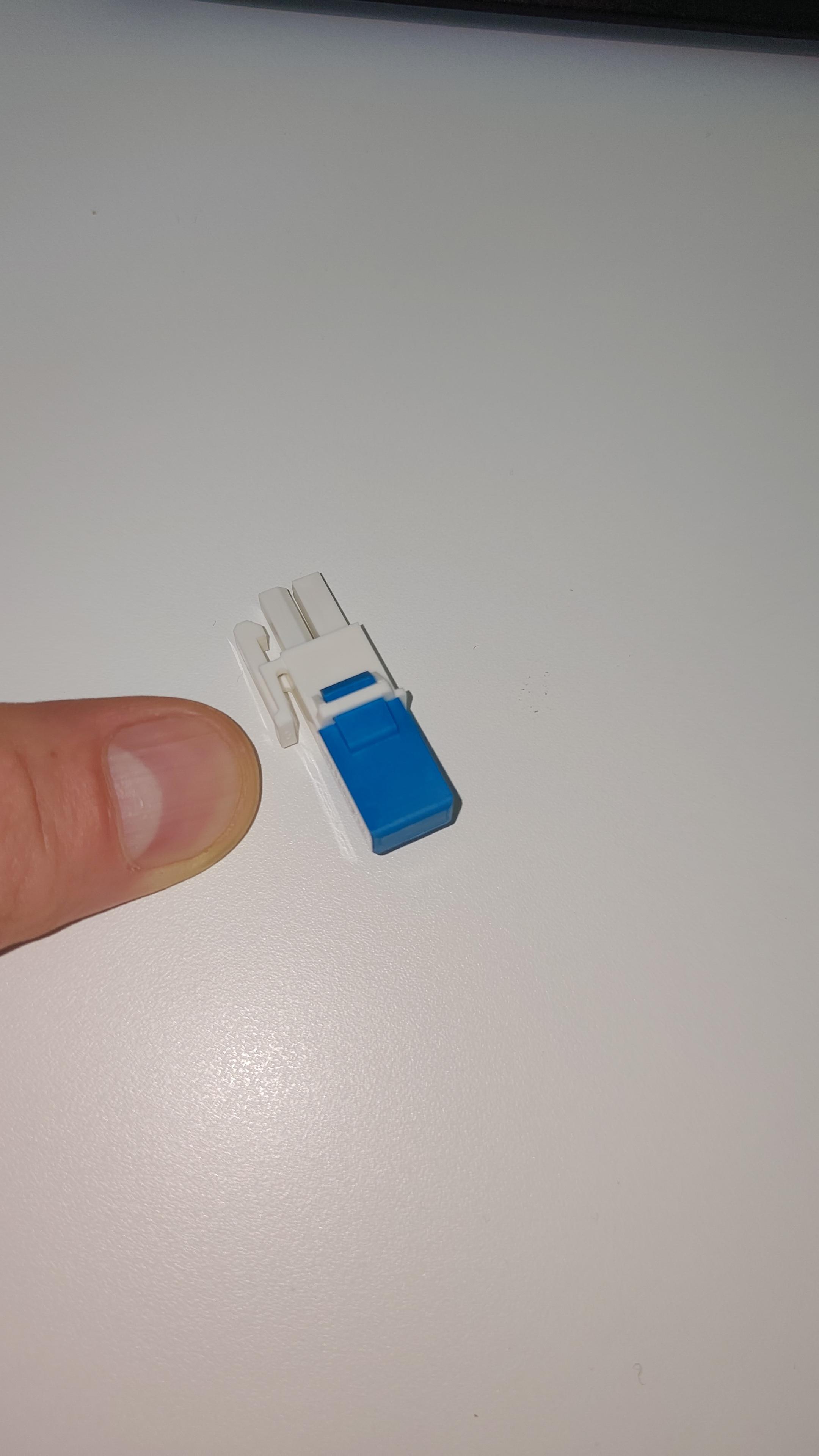 Stecker ohne Kabel, etwa groß woe ein Fingerkuppe
