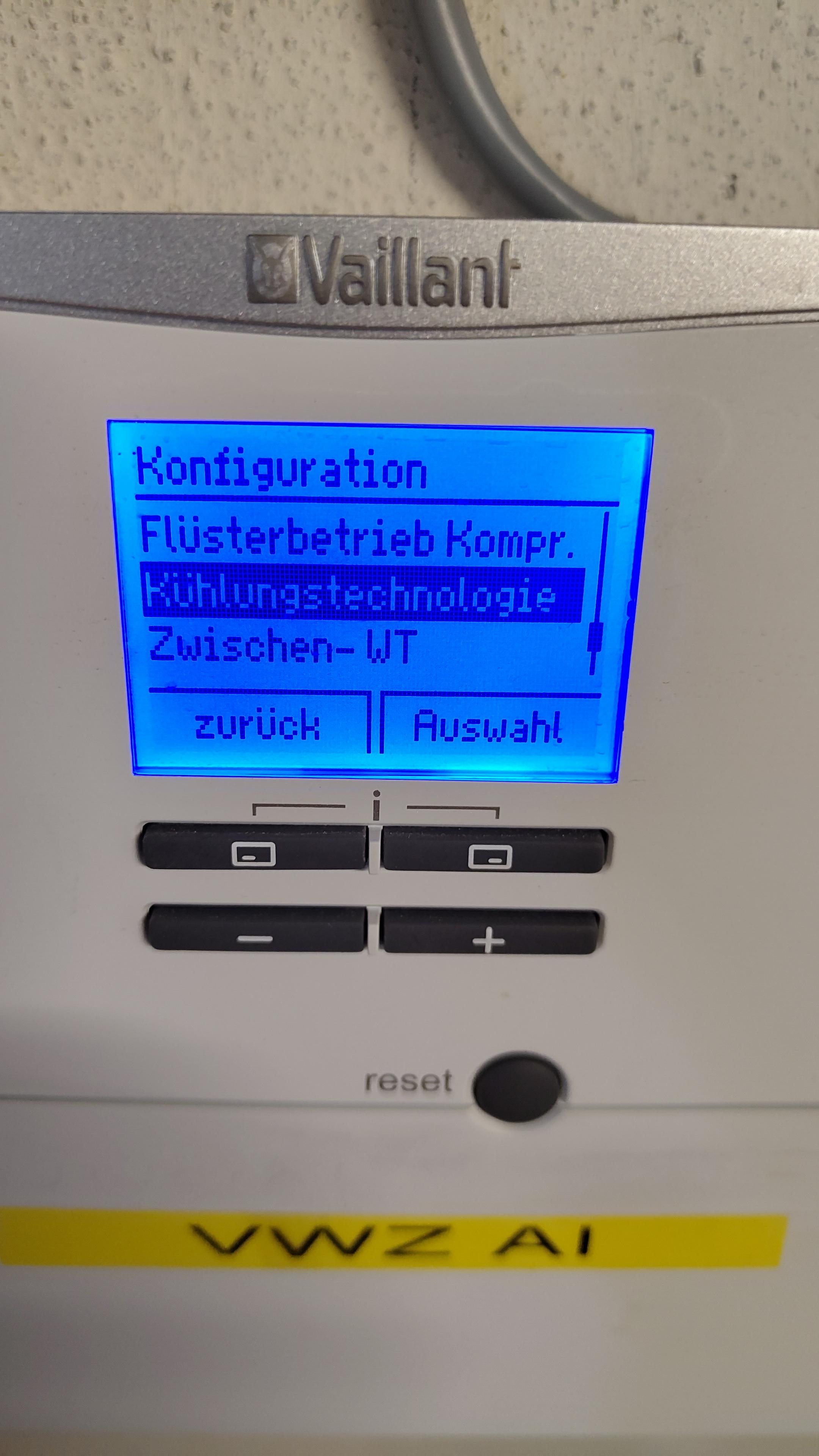 Foto von der Bedieneinheit der Wärmepumpe. Konfiguration der Kühlfunktion.