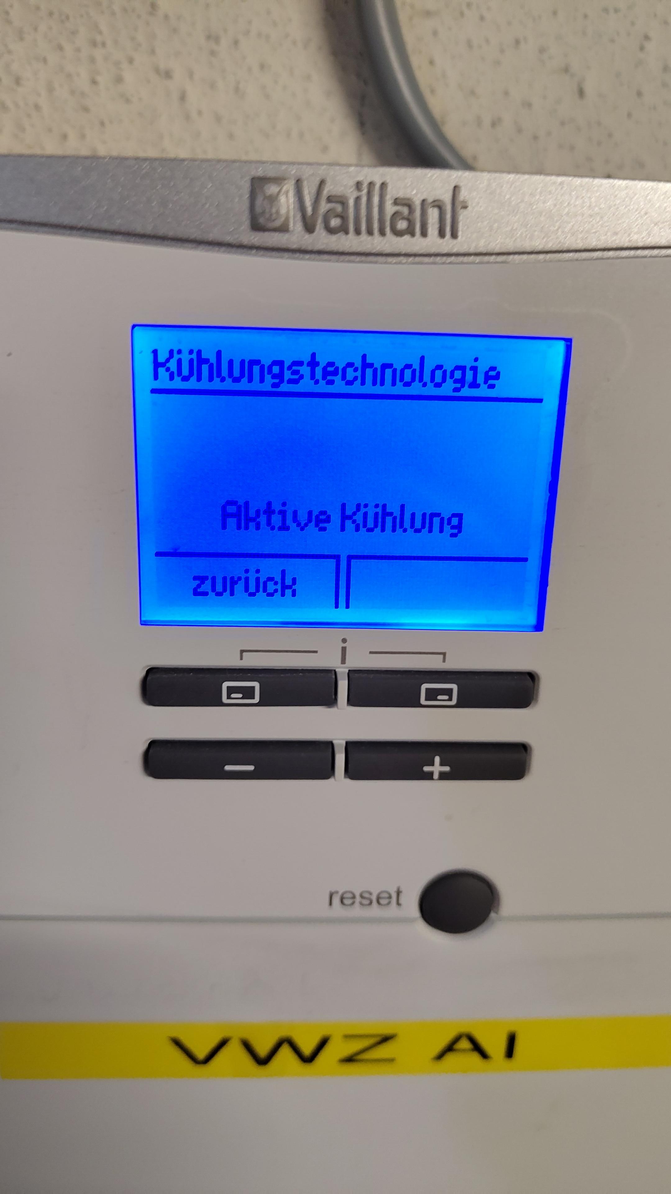 Foto von der Bedieneinheit der Wärmepumpe. Konfiguration der Kühlfunktion.