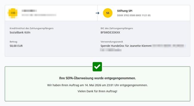 Screenshot einer Online-Banking-Bestätigungsseite mit einem hellen, klar strukturierten Layout. Im oberen Bereich sind zwei Konten durch einen Pfeil verbunden dargestellt. Darunter befinden sich mehrere Informationsfelder in zwei Spalten, deren Inhalte nicht wiedergegeben werden. Im unteren Bereich hebt sich ein großer, hell hinterlegter Bestätigungskasten mit einem grünen Häkchen-Symbol deutlich hervor und signalisiert den erfolgreichen Abschluss eines Vorgangs.