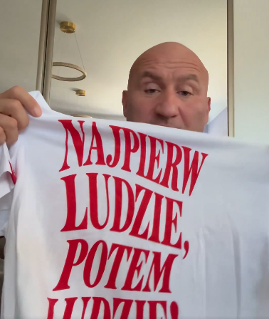 Najman z koszulką Najpierw ludzie potem ludzie