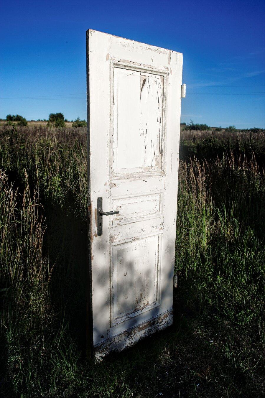 Janowo #photography #fineartphotography #documentaryphotography #janowo #artisticvillage #minimalism #doorsofperception #ruralexploration #pixelfed #fediverse #contemplativephotography #landscape #surrealism