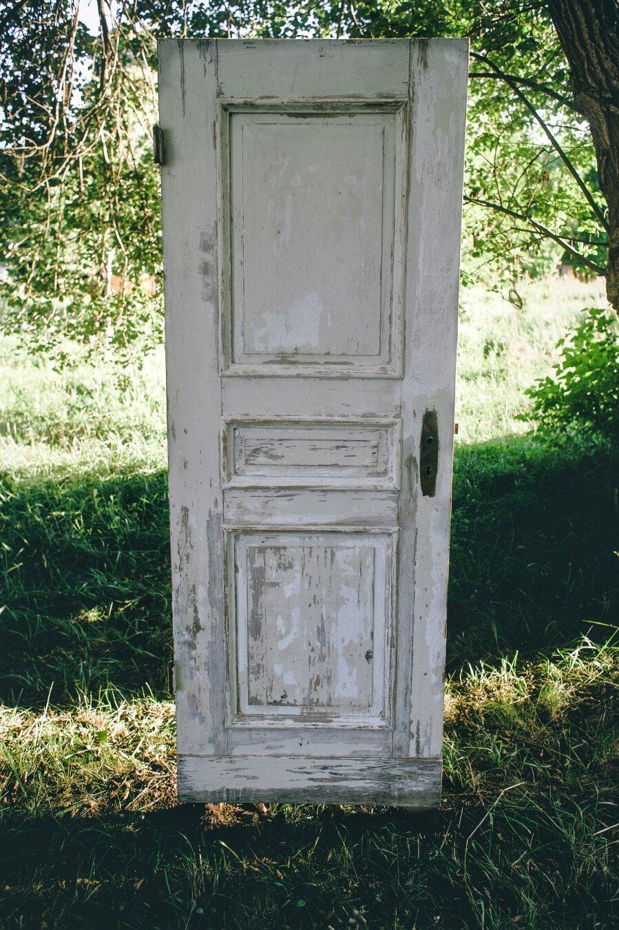 Janowo #Janowo #ArtisticVillage #WioskaArtystyczna #OldDoor #VintageDoor #Distressed #Weathered #Threshold #Portal #InstallationArt #ArtInNature #RuralPhotography #Nostalgia #Pixelfed #Fediverse #Photography #FineArtPhotography #ConceptualArt #RuralExploration