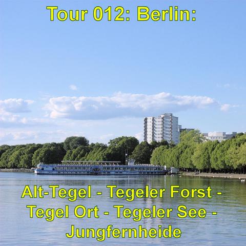 Ein großer See mit ruhigem Wasser, umgeben von dichtem, grünen Wald. Am Ufer fährt ein weißes Ausflugsschiff mit einem auffälligen Schaufelrad. Im Hintergrund ragen moderne Wohngebäude hinter den Bäumen hervor. Der Himmel ist klar mit wenigen Wolken, was auf einen sonnigen Tag hindeutet. Die Szene verbindet Natur und Stadt, mit einem idyllischen See und urbaner Bebauung im Hintergrund.