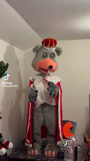 A Chuck E. Cheese animatronic sings the role of the King George III from the musical Hamilton in a room by themself.
