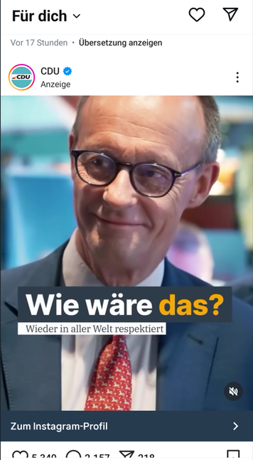 Instagram-Screenshot einer CDU-Anzeige. Zu sehen ist Friedrich Merz mit Brille, dunklem Anzug, weißem Hemd und roter Krawatte. Er lächelt leicht und blickt zur Seite. Über dem Bild steht groß: „Wie wäre das?“ Darunter: „Wieder in aller Welt respektiert“. Oben sind das CDU-Profil mit Verifizierungssymbol und typische Instagram-Bedienelemente zu sehen.