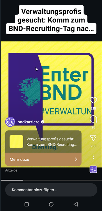 Screenshot einer Social-Media-Anzeige des verifizierten Accounts „bndkarriere“. Auf gelbem Hintergrund steht groß „Enter BND“ und „#VERWALTUNG“, daneben ein violett umrahmtes grafisches Element. Oben ist der Text „Verwaltungsprofis gesucht: Komm zum BND-Recruiting-Tag nac…“ zu sehen. Rechts befinden sich Symbole für Likes, Kommentare und Teilen; unten ein Button „Mehr dazu“.