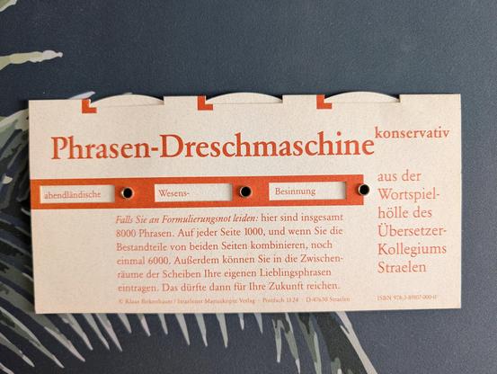 Analoge Drehscheibenkarte „Phrasen-Dreschmaschine konservativ“ des Übersetzer-Kollegiums Straelen mit drei Textfenstern, die zur Phrase „abendländische Wesens-Besinnung“ kombiniert sind.